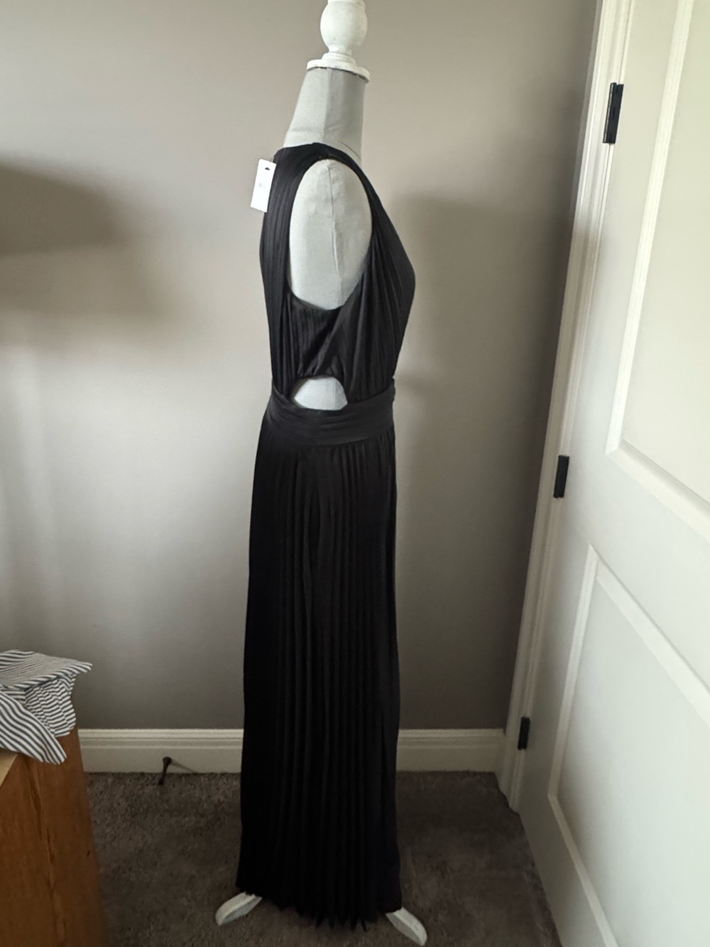 Express Satin Pleated V-Neck Sleeveless Cutout Maxi Dress with Pockets - Picture 4 of 4